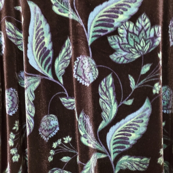 Leaf Print Velvet Blouse - Picture 2 of 7